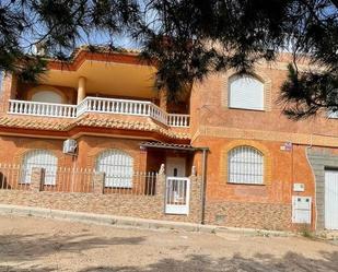 Vista exterior de Casa adosada en venda en La Unión amb Aire condicionat, Terrassa i Balcó