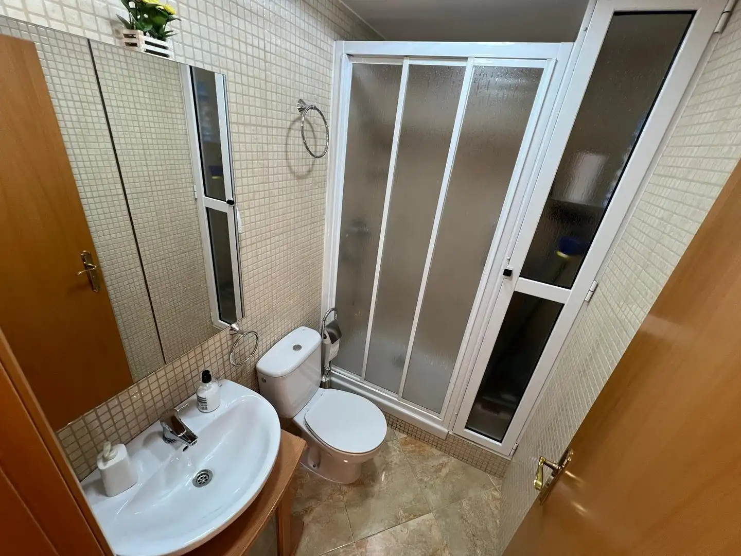 Badezimmer von Einfamilien-Reihenhaus zum Verkauf in El Vendrell mit Klimaanlage, Heizung und Terrasse