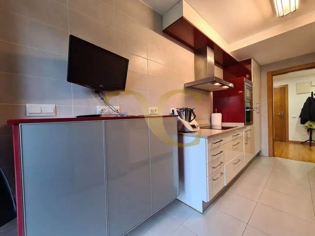 Küche von Wohnung zum Verkauf in Oviedo  mit Heizung, Privatgarten und Terrasse