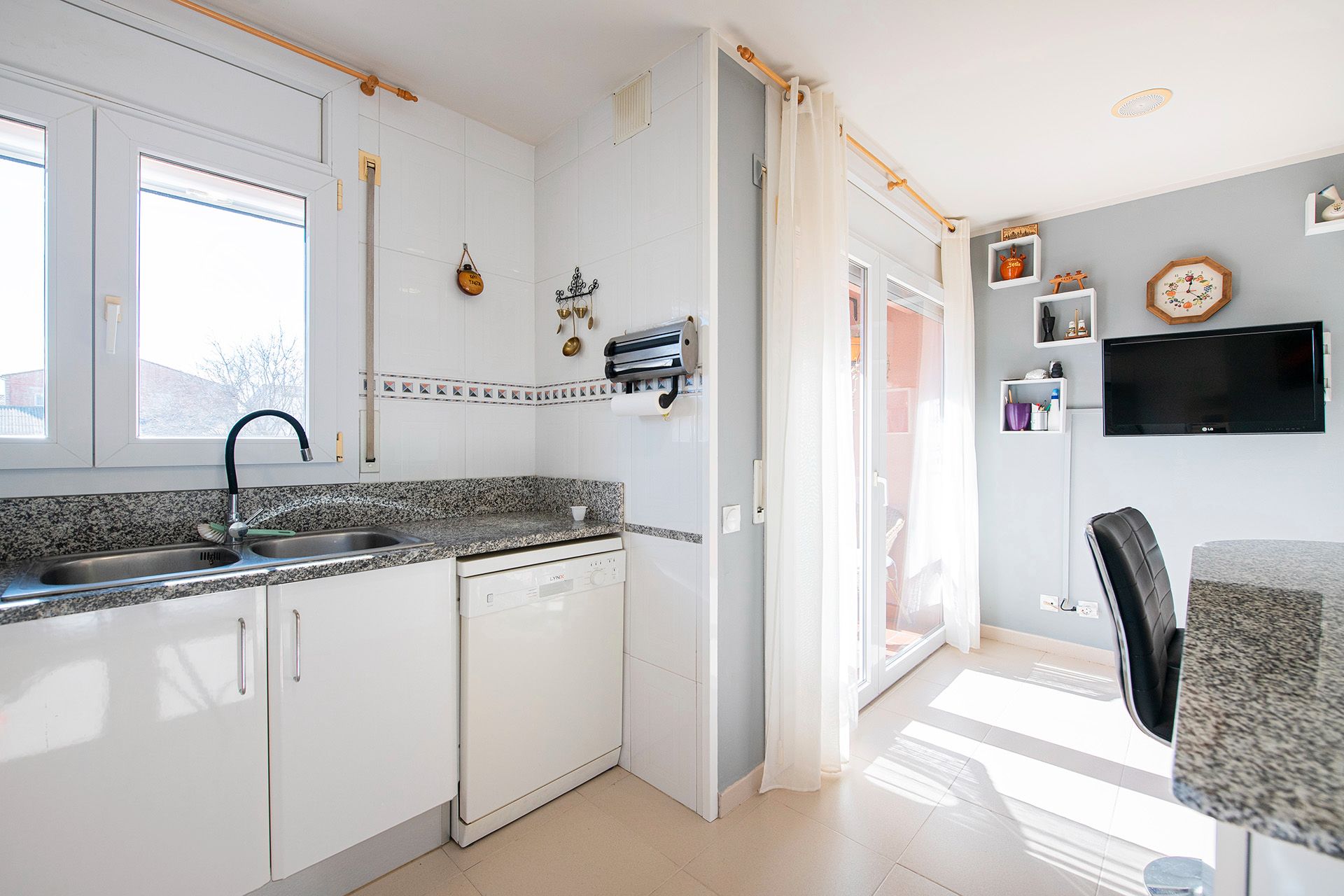 Kitchen of Single-family semi-detached for sale in Banyoles  with Air Conditioner, Heating and Terrace