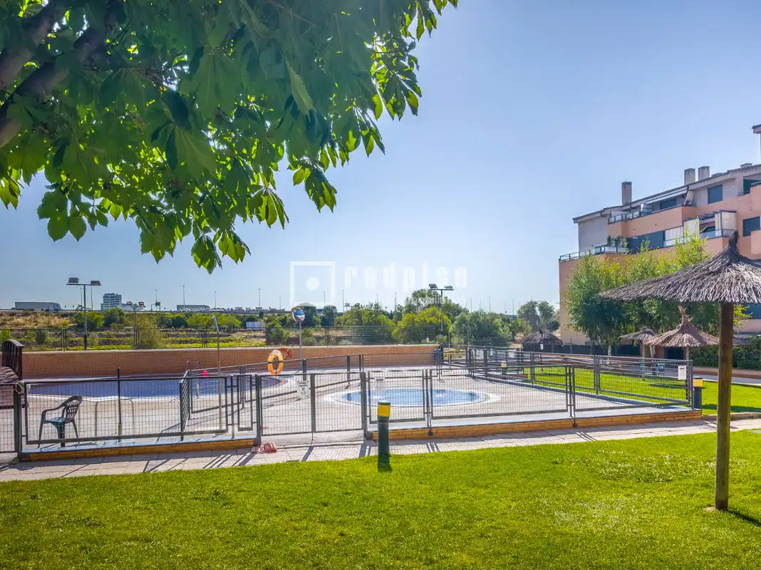 Swimming pool of Flat for sale in Alcorcón  with Air Conditioner, Heating and Private garden