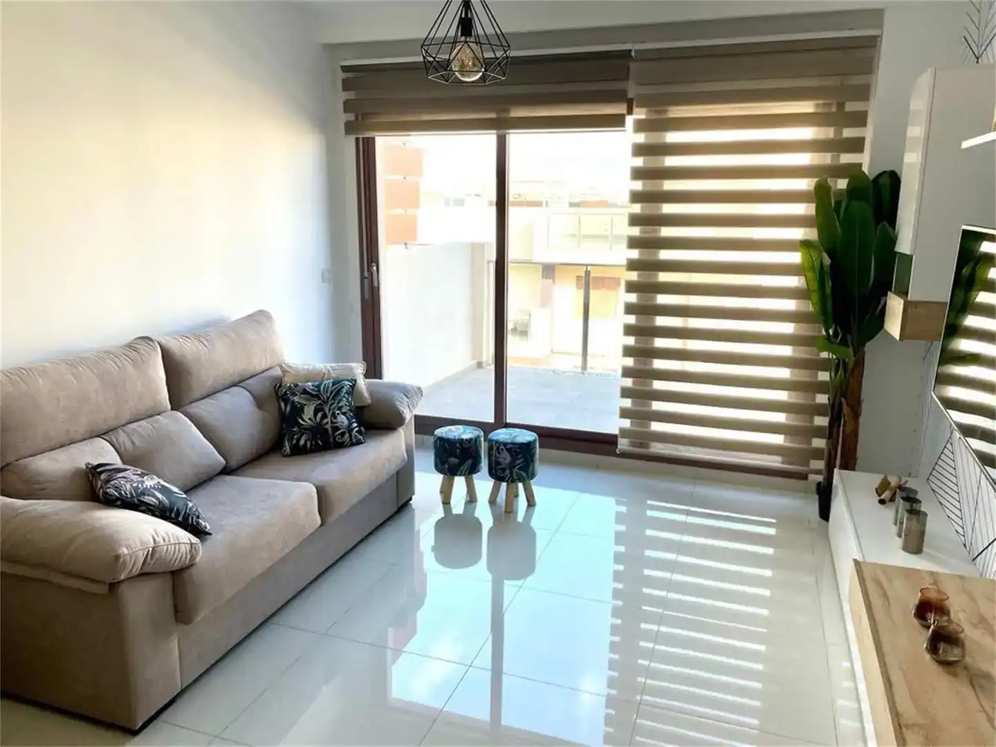 Sala d'estar de Dúplex de lloguer en Pilar de la Horadada amb Aire condicionat, Piscina i Moblat