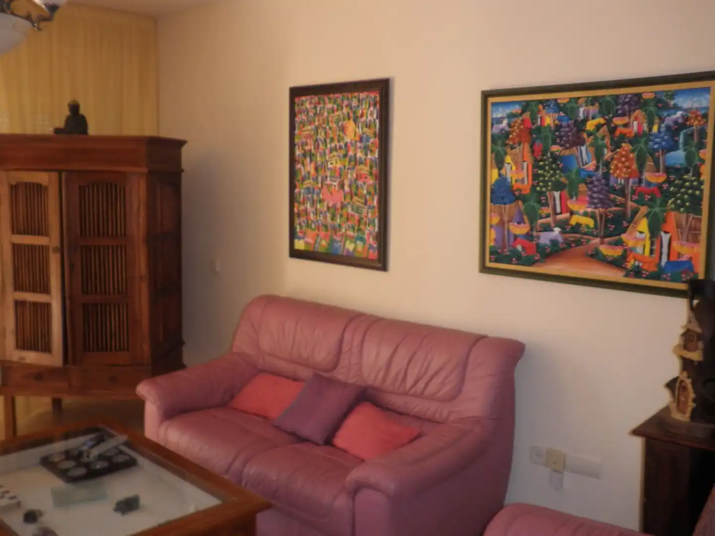 Sala d'estar de Casa adosada en venda en Estepona amb Aire condicionat, Terrassa i TV