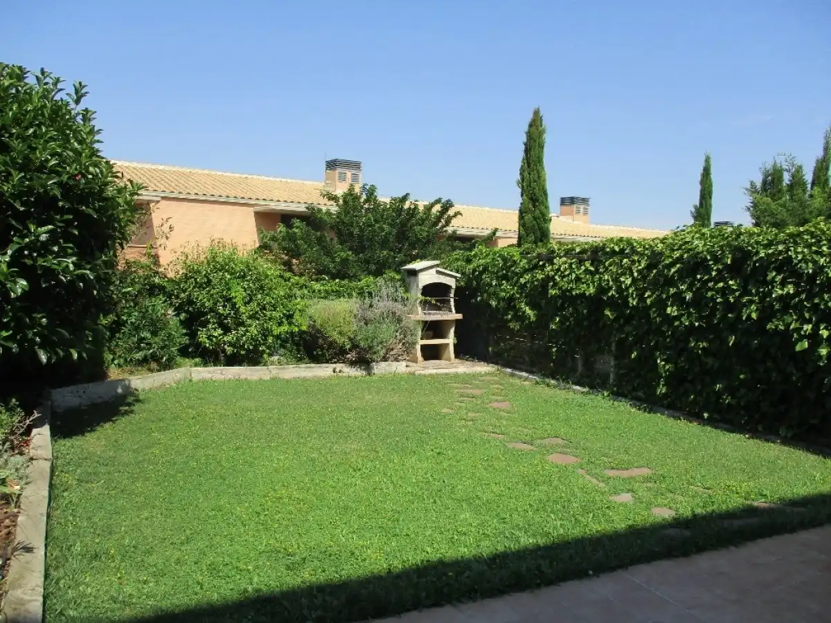 Jardín de Casa adosada en venta en Cuarte de Huerva con Aire acondicionado, Calefacción y Jardín privado