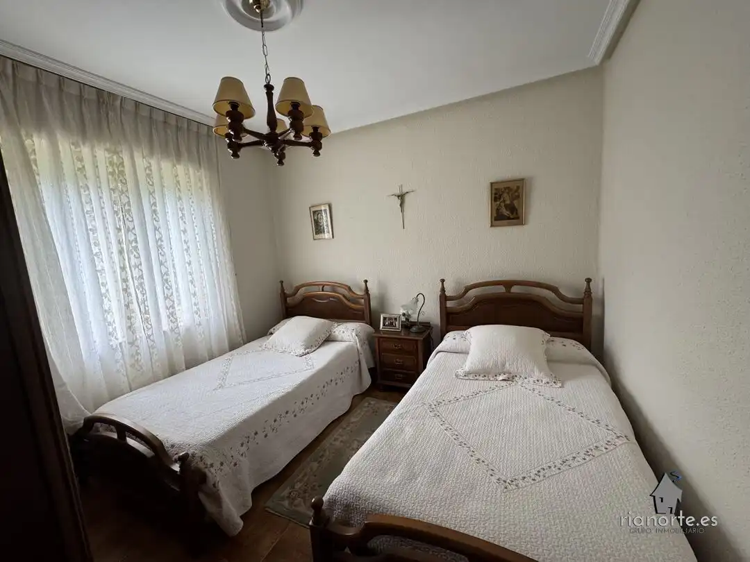Habitación de Casa o chalet en venta en Oviedo  con Calefacción y Jardín privado