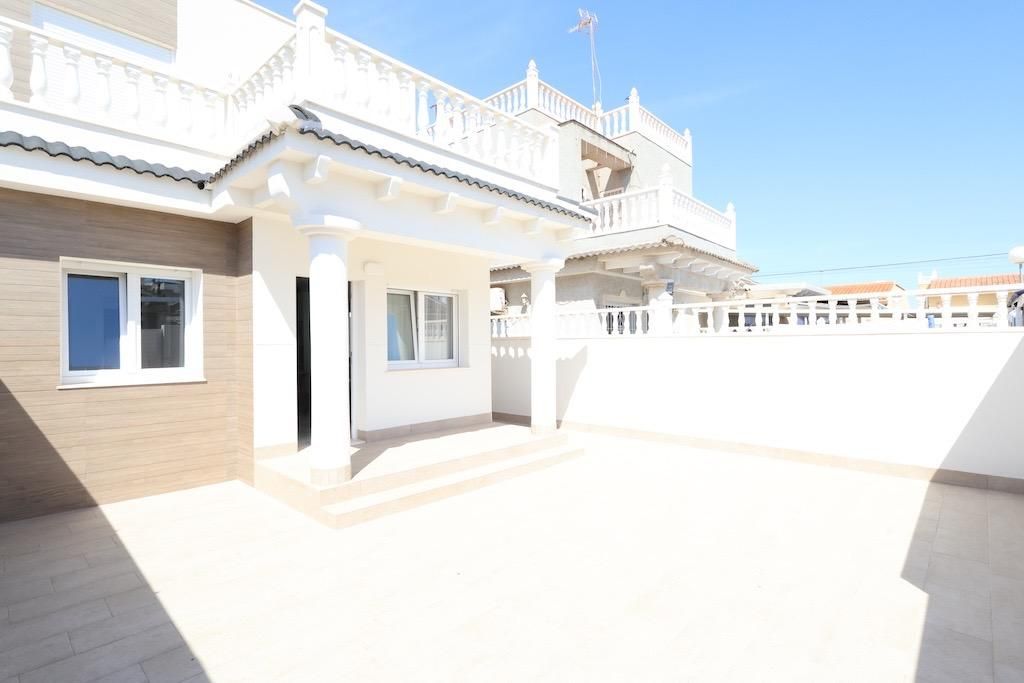 Exterior view of Single-family semi-detached for sale in Torrevieja  with Terrace