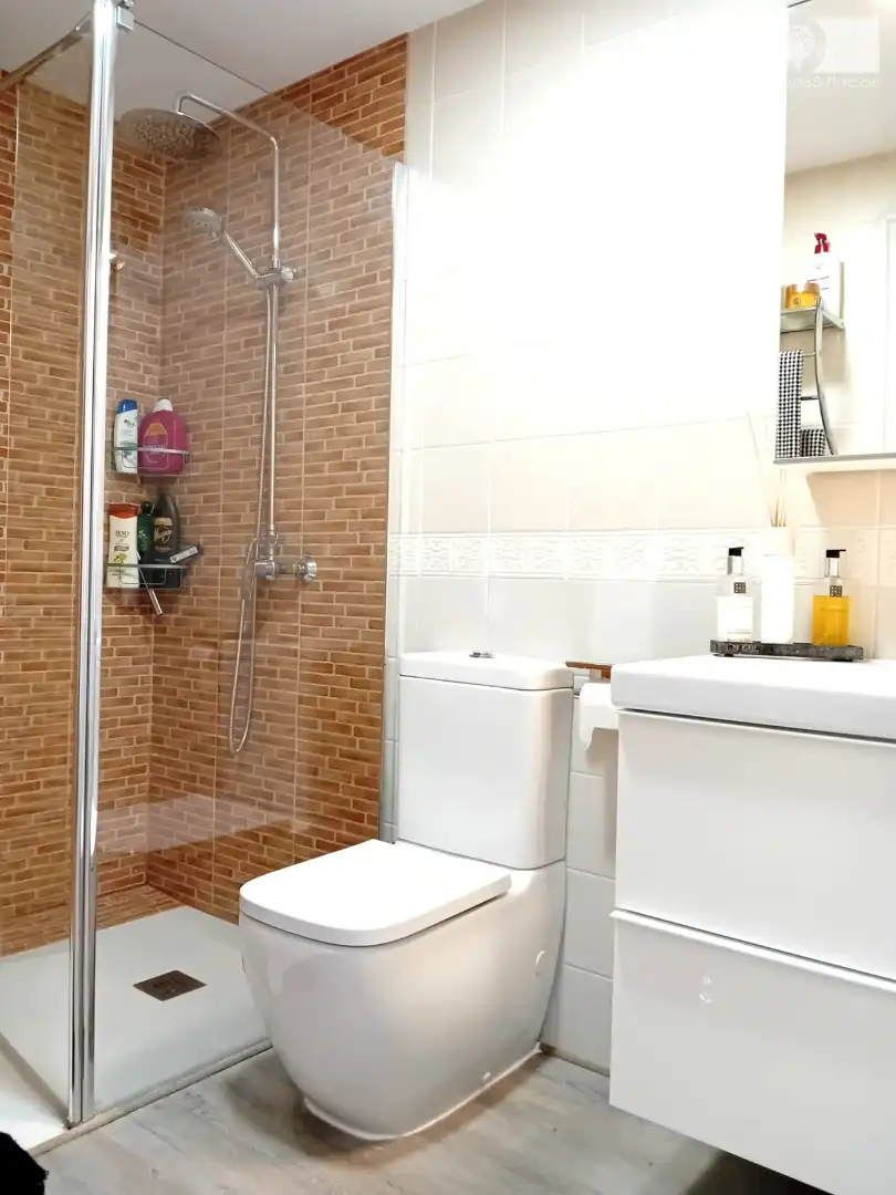 Badezimmer von Wohnung zum Verkauf in Ayamonte mit Klimaanlage, Privatgarten und Möbliert