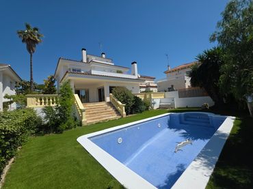 Villa con piscina in vendita a Carrer Navarra