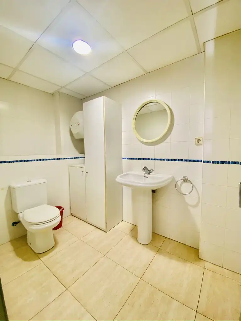 Badezimmer von Büro zum Verkauf in Girona mit Klimaanlage und Heizung