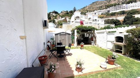 Ubicación impresionante para esta casa adosada de 3 habitaciones en condiciones impecables, con un gran jardín privado y piscina c