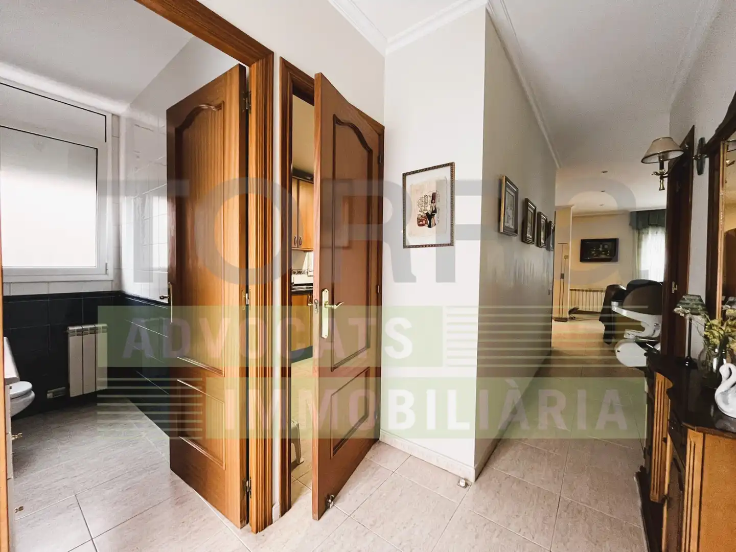 Casa pareada con terraza en venta en Carrer de Josep Tarradellas, imagen 2