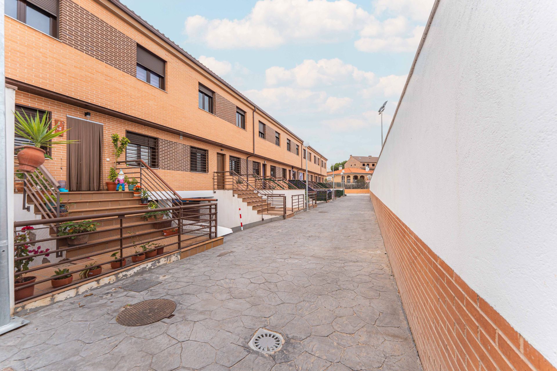 Exterior view of Single-family semi-detached for sale in Santa Cruz del Retamar  with Air Conditioner, Heating and Private garden