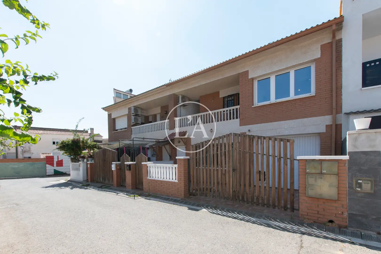 Außenansicht von Einfamilien-Reihenhaus zum Verkauf in Cambrils mit Klimaanlage, Heizung und Privatgarten