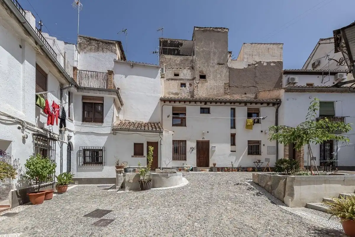 Außenansicht von Einfamilien-Reihenhaus zur Miete in Granada