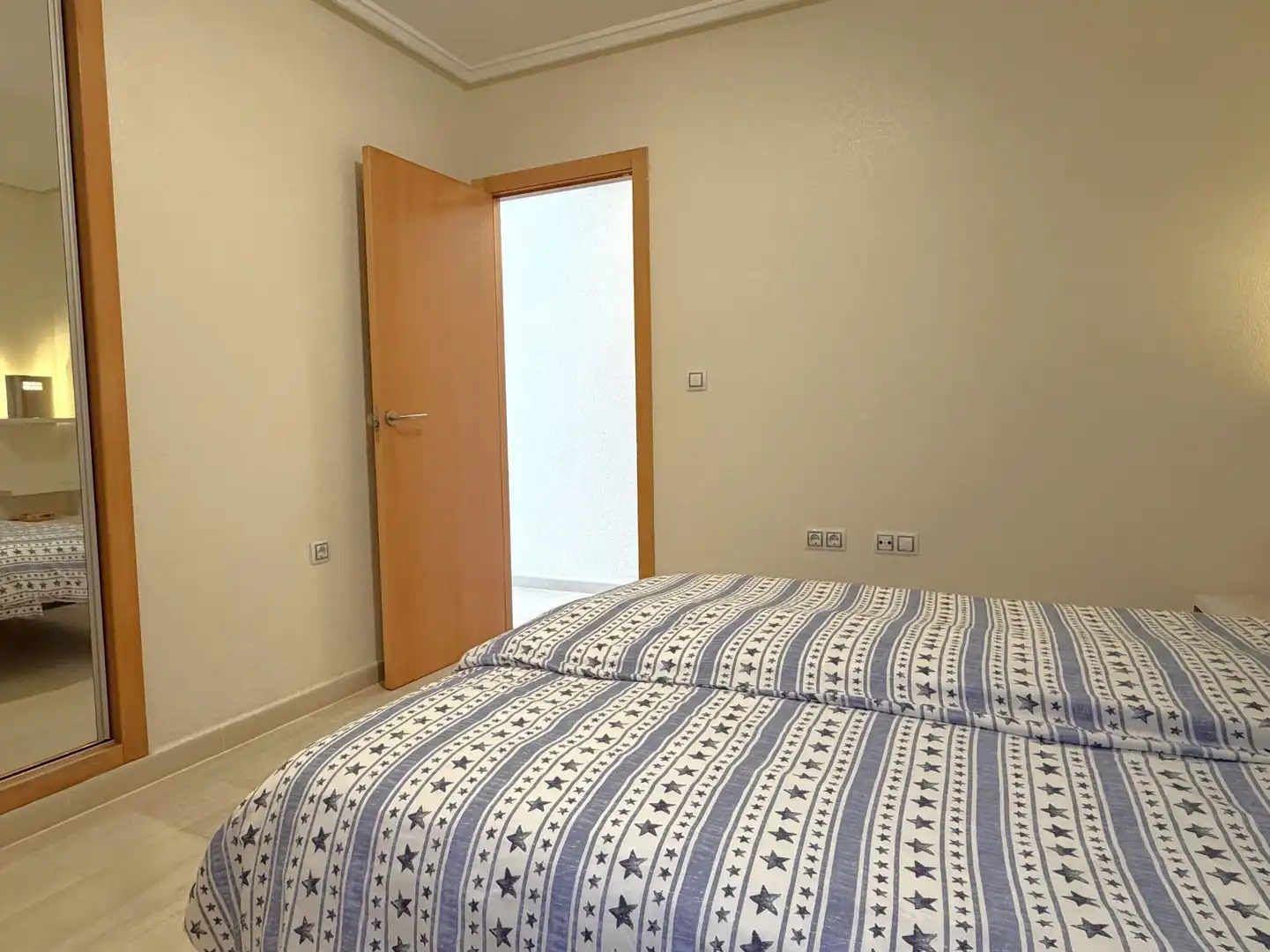 Habitación de Apartamento en venta en Torrevieja con Aire acondicionado, Terraza y Amueblado