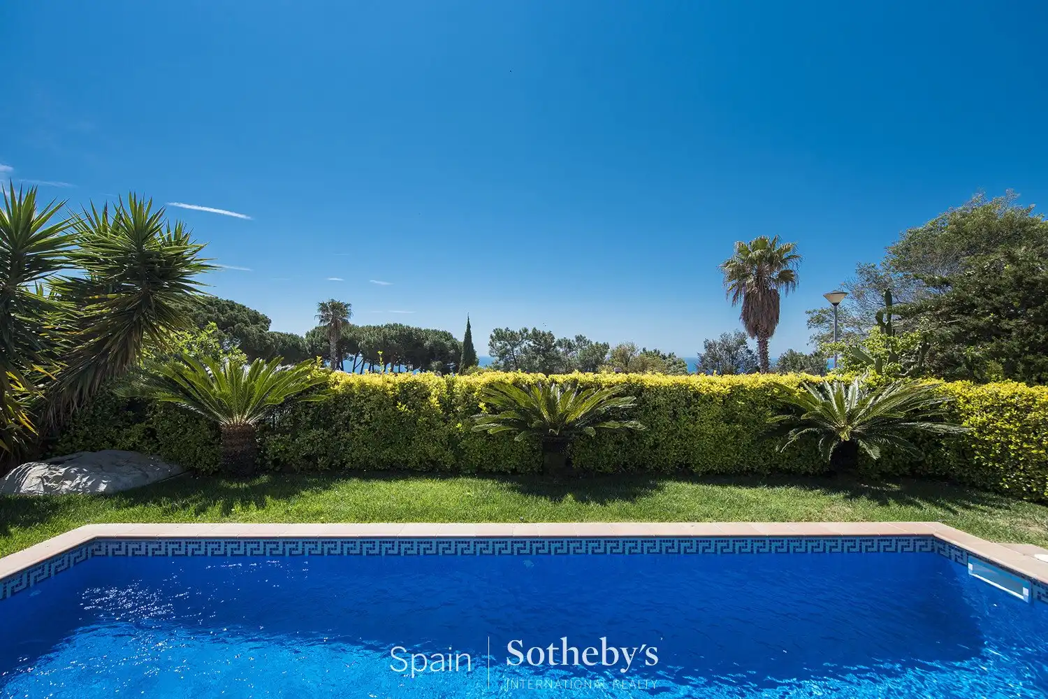 Casa con piscina en venta en Fenals, imagen 2