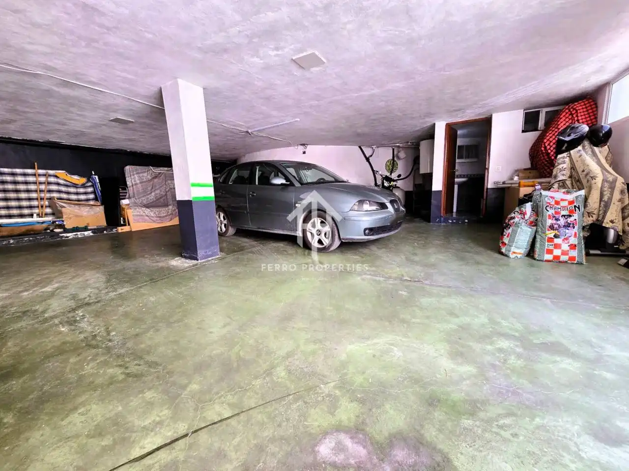 Aparcament de Casa o xalet en venda en Loja amb Jardí privat, Terrassa i Piscina