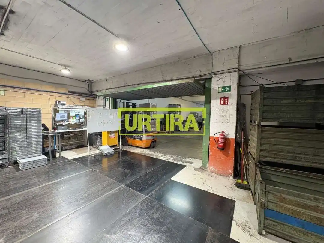 Parkplatz von Fabrikhallen zum Verkauf in Irun 