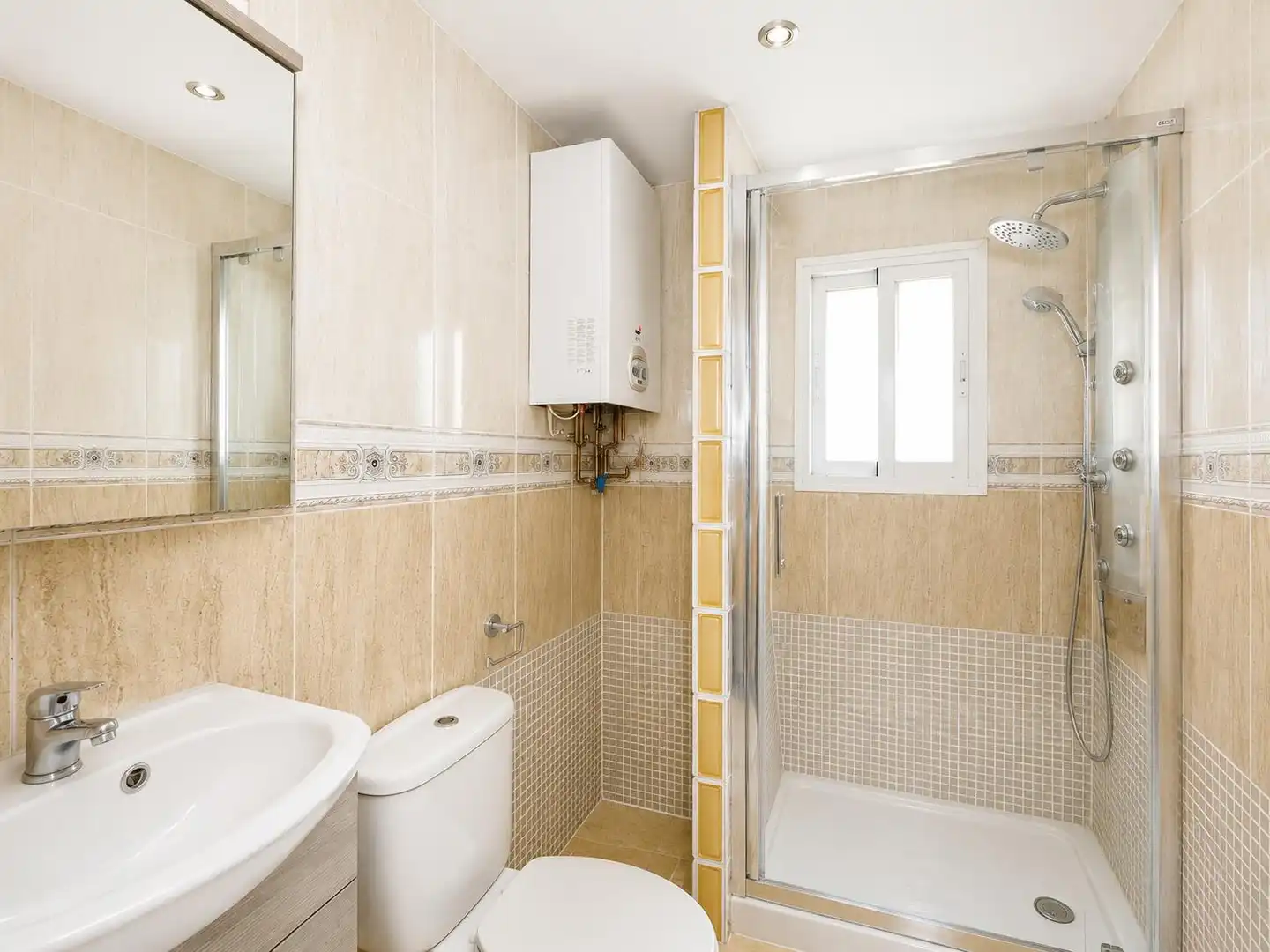 Bathroom of Flat for sale in Zaragoza
