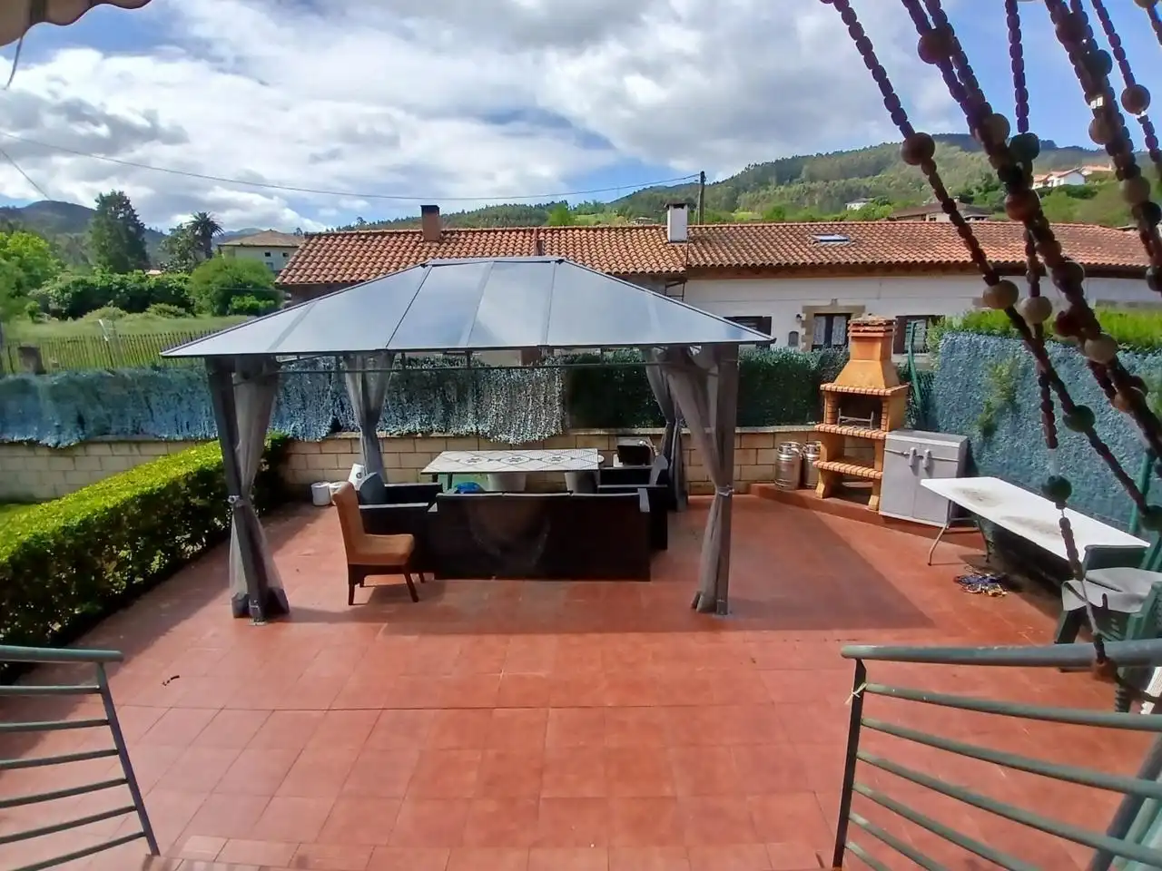 Terrasse von Einfamilien-Reihenhaus zum Verkauf in Castro-Urdiales mit Heizung, Privatgarten und Terrasse