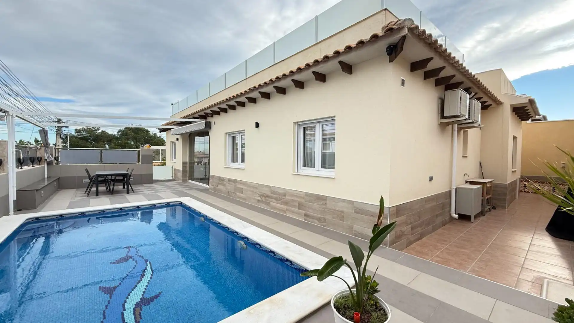 Villa mit Pool zum Verkauf in Avenida Laguna Azul