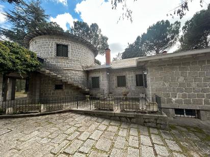 Vista exterior de Casa o xalet en venda en Torrelodones amb Calefacció, Jardí privat i Parquet