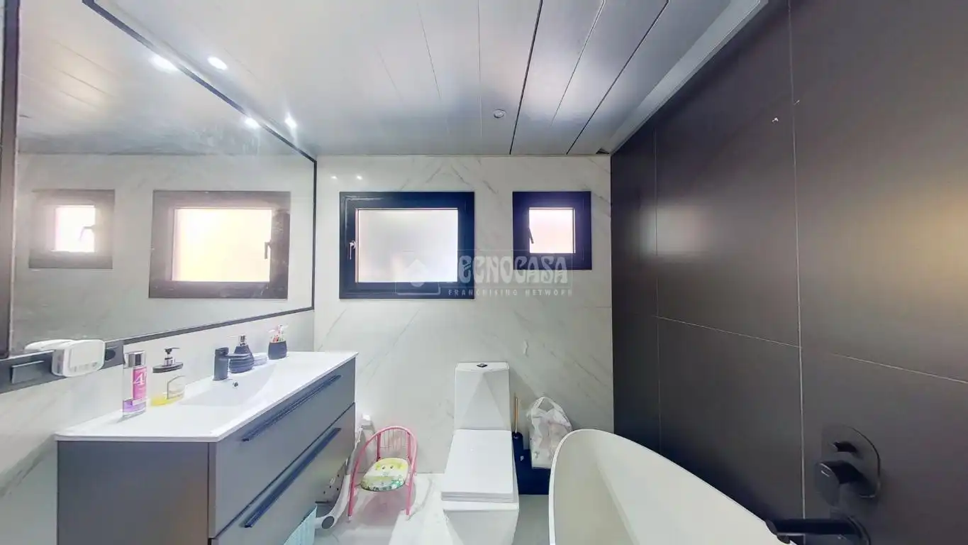 Bathroom of Flat for sale in Sabadell