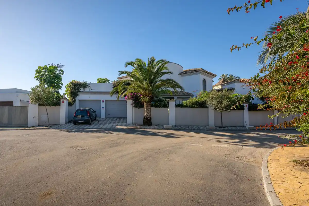 Vista exterior de Casa o chalet en venta en Marbella con Terraza, Trastero y Piscina