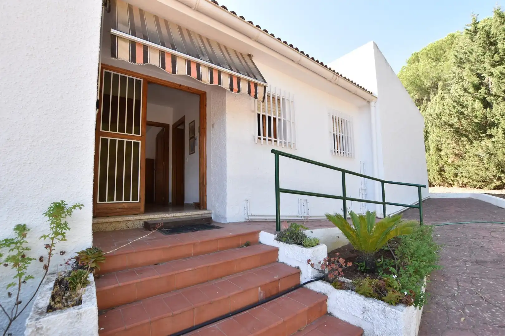 Vista exterior de Casa o xalet en venda en Alhaurín de la Torre amb Jardí privat, Terrassa i Piscina comunitària