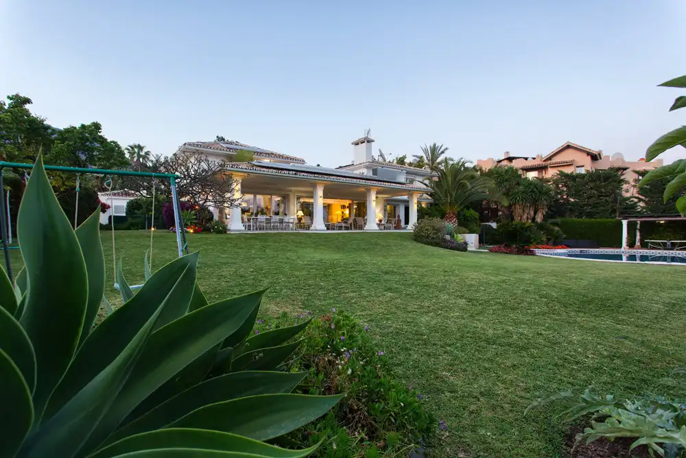 Vista exterior de Casa o xalet de lloguer en Marbella amb Aire condicionat, Jardí privat i Terrassa