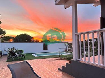 Casa amb piscina en venda a Aiguaviva Parc