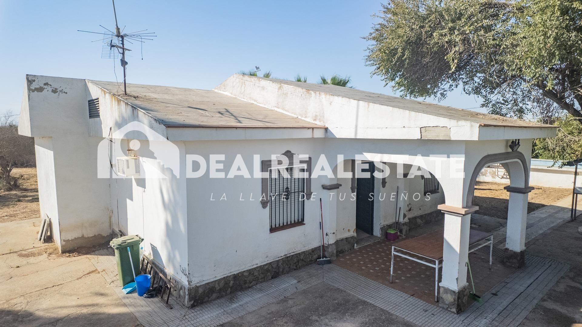 Vista exterior de Casa o xalet en venda en Carmona amb Aire condicionat, Jardí privat i Traster