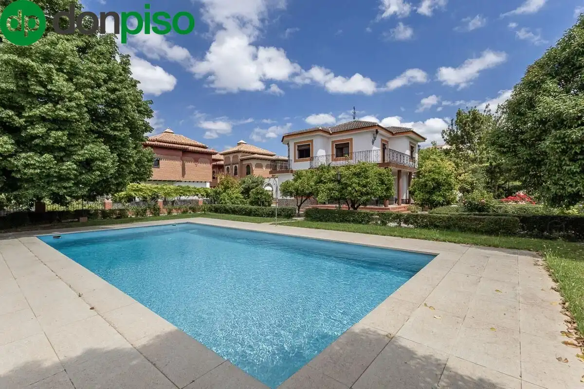Detached house with pool for sale in Calle del Albaricoque 3