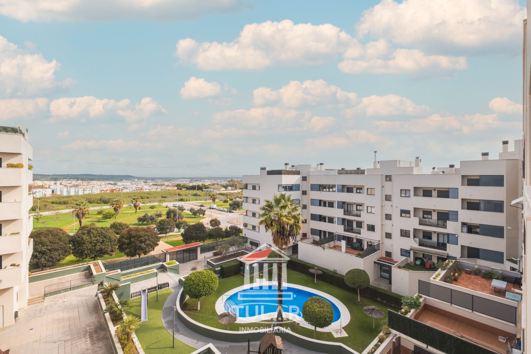 Vista exterior de Ático en venta en El Puerto de Santa María con Terraza, Trastero y Piscina comunitaria