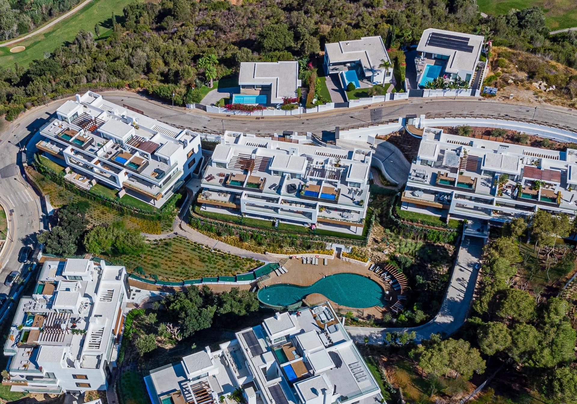 Vista exterior de Àtic en venda en Marbella amb Aire condicionat, Calefacció i Jardí privat