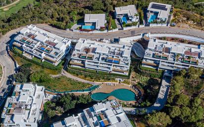 Vista exterior de Àtic en venda en Marbella amb Aire condicionat, Calefacció i Jardí privat