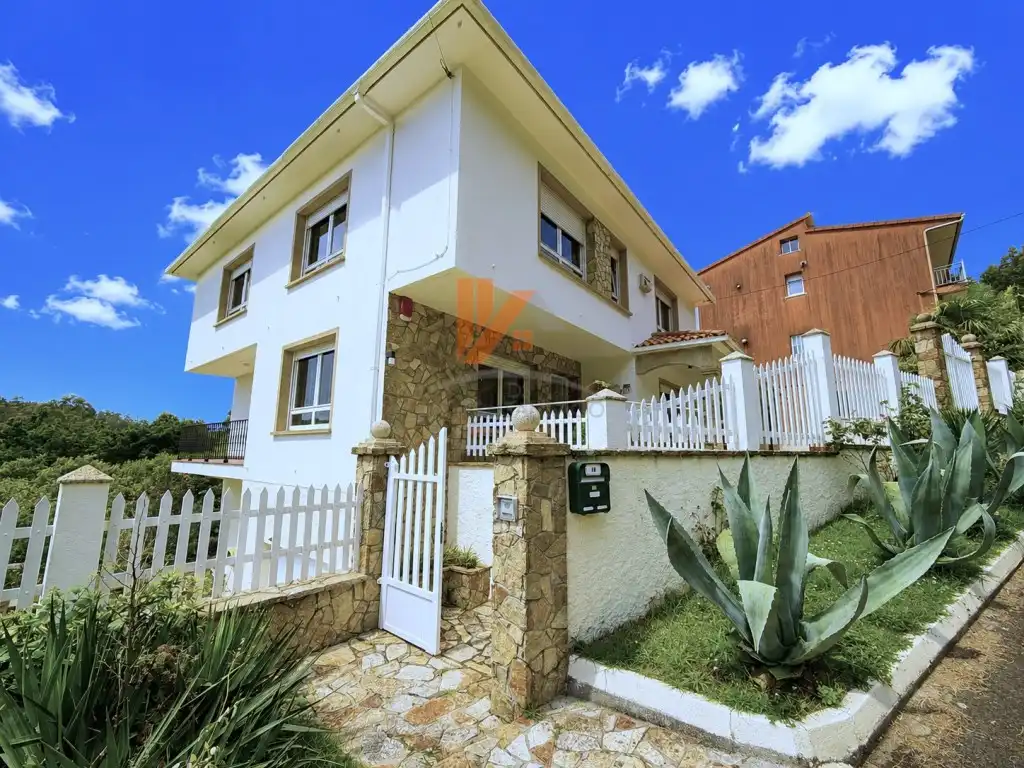 Vista exterior de Casa o xalet en venda en Santiago de Compostela  amb Jardí privat, Moblat i Forn