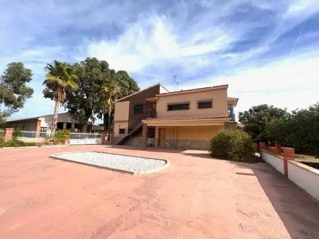 Vista exterior de Casa o xalet en venda en Alicante / Alacant amb Jardí privat