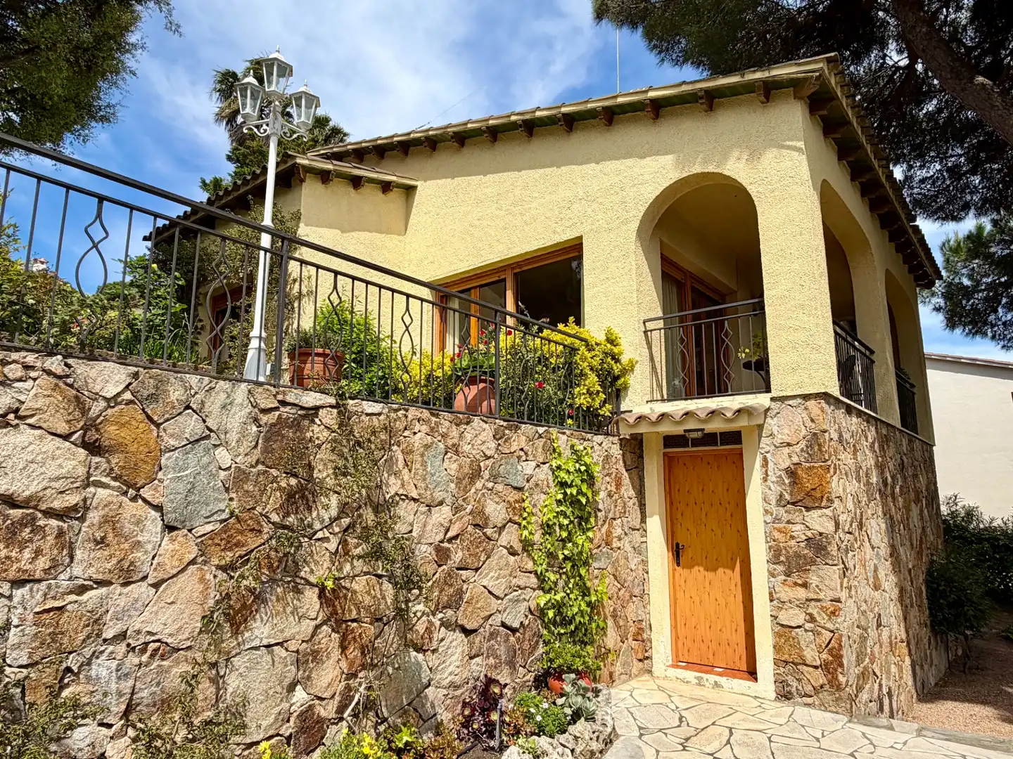 Vista exterior de Casa o xalet en venda en Lloret de Mar amb Aire condicionat, Jardí privat i Terrassa
