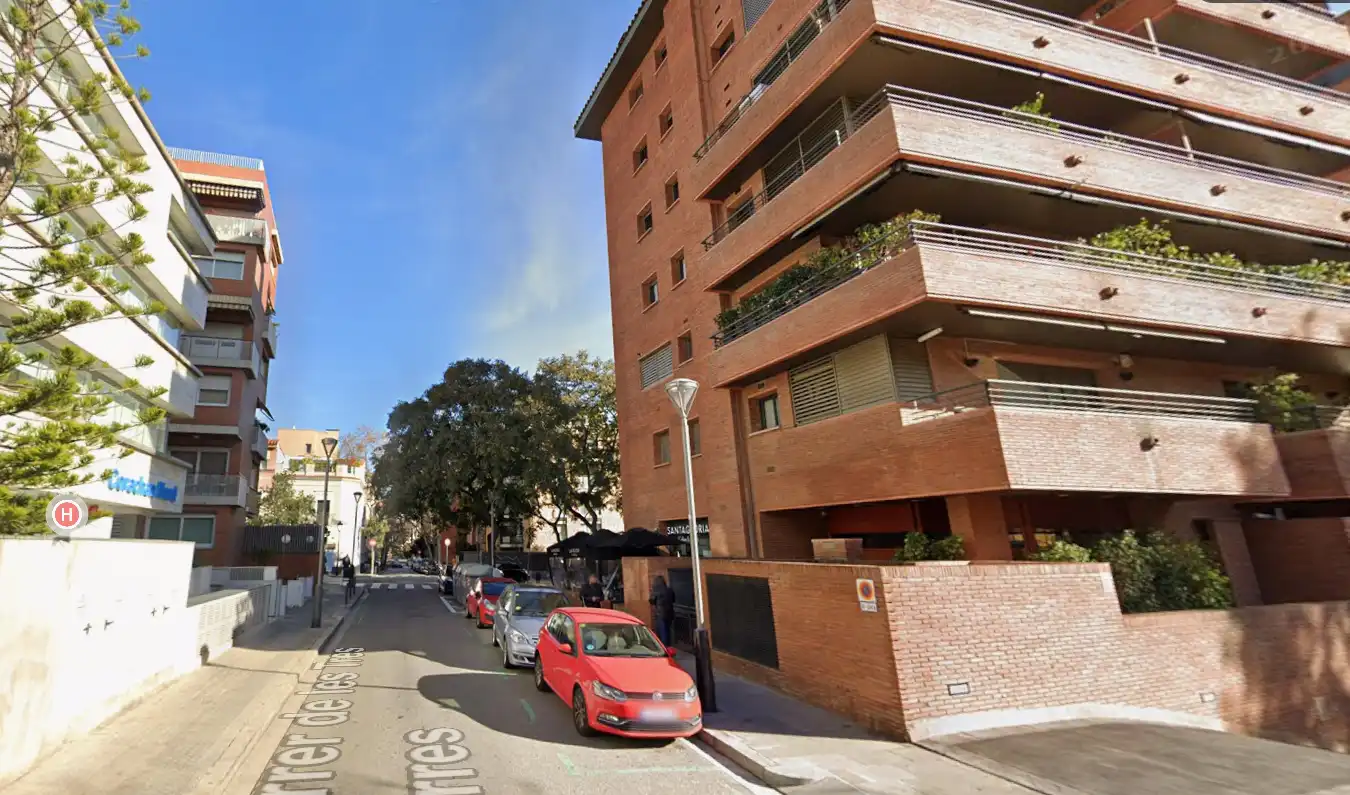 Vista exterior de Oficina en venda en Barcelona amb Calefacció