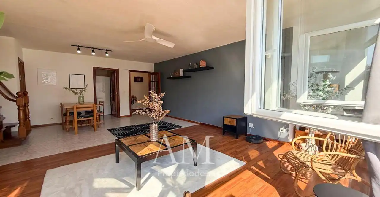 Sala d'estar de Dúplex en venda en Nigrán amb Terrassa, Traster i Moblat