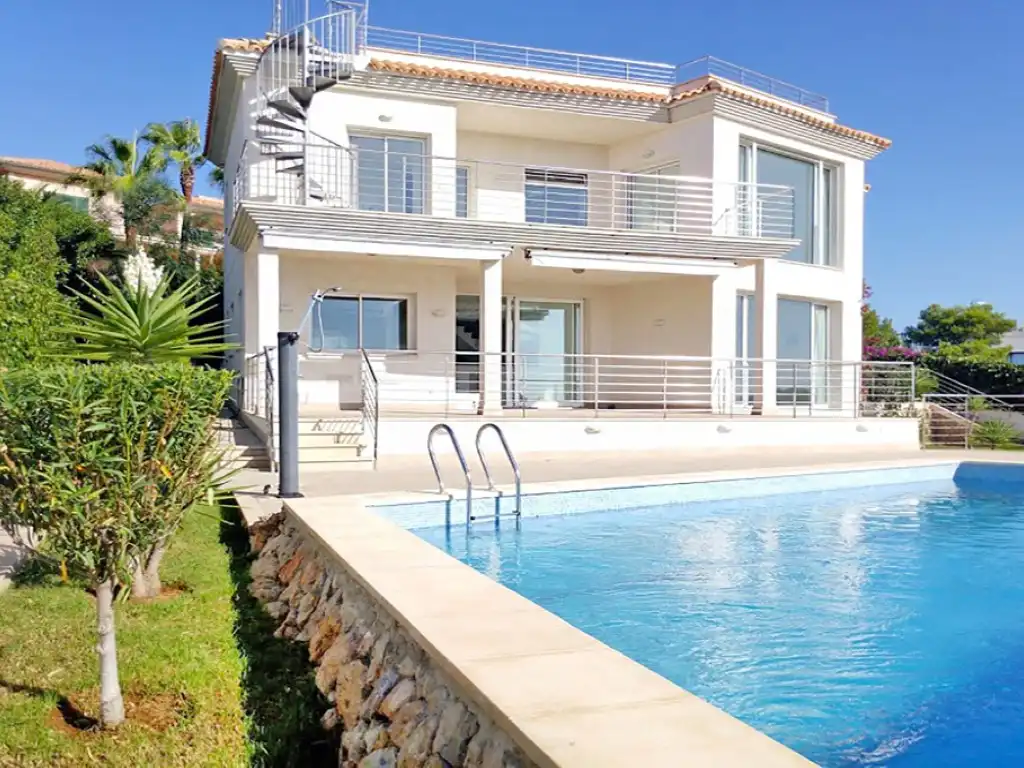 Vista exterior de Casa o xalet de lloguer en Calvià amb Aire condicionat, Jardí privat i Terrassa