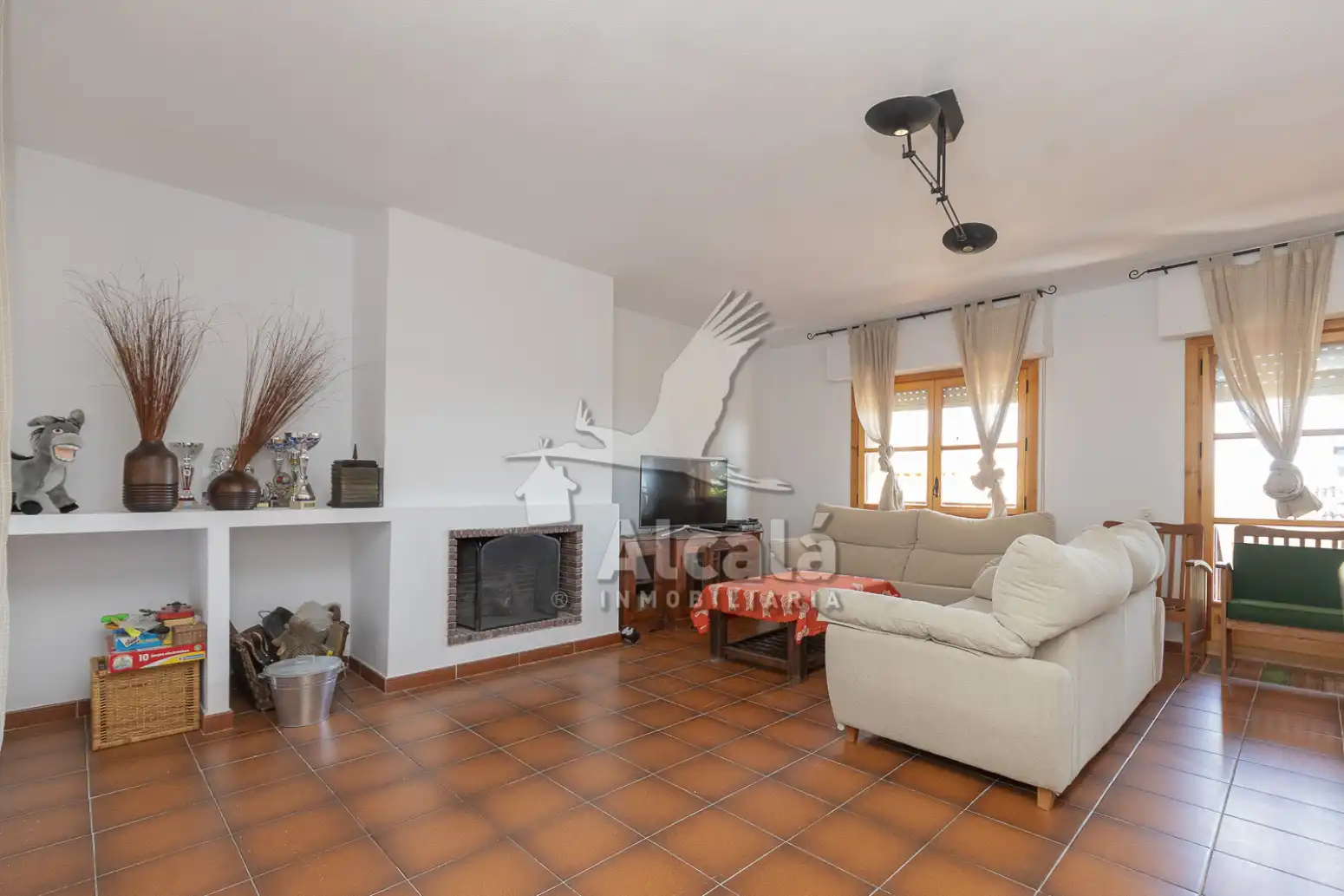 Sala d'estar de Casa adosada en venda en Alocén amb Calefacció