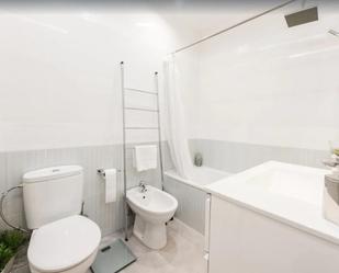 Bany de Apartament de lloguer en Roquetas de Mar amb Aire condicionat i Balcó