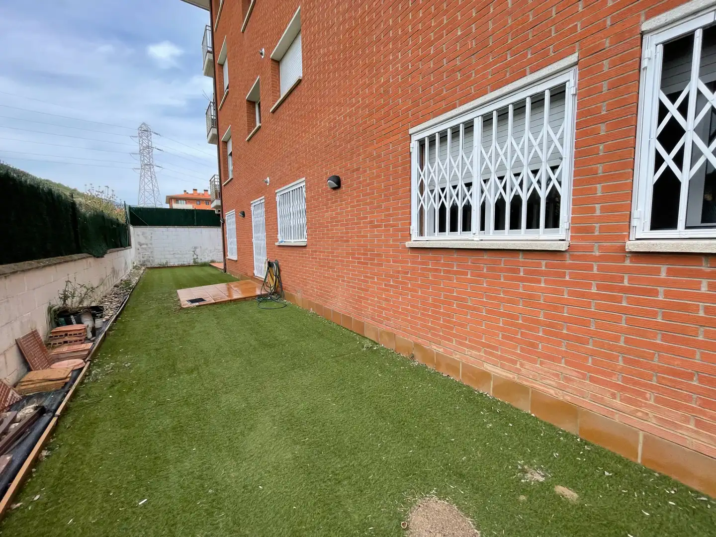 Außenansicht von Wohnung zum Verkauf in La Pobla de Segur mit Heizung, Privatgarten und Terrasse