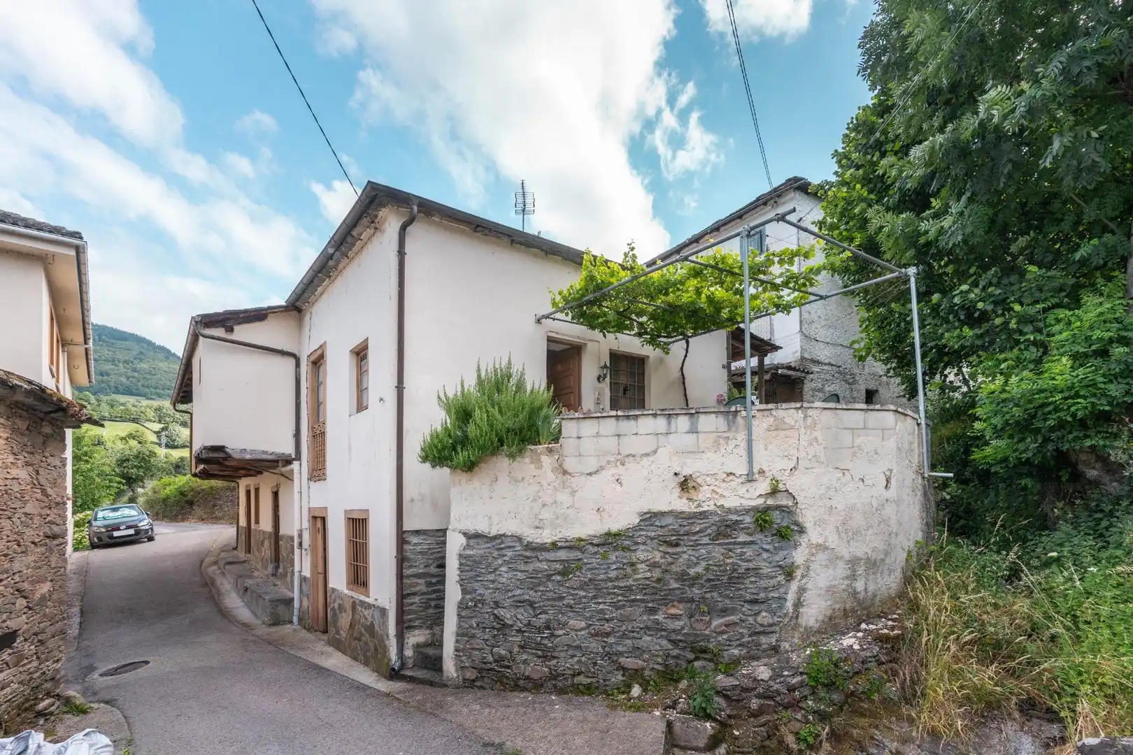 Vista exterior de Casa o chalet en venta en Cangas del Narcea con Jardín privado, Amueblado y Balcón