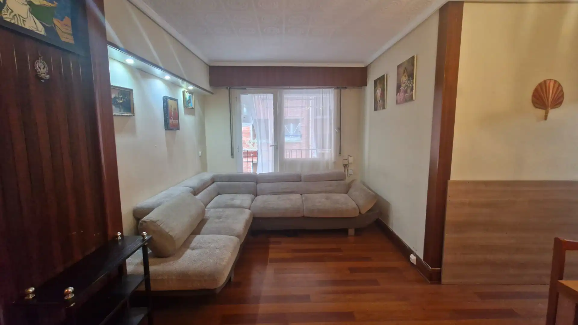 Sala d'estar de Pis en venda en Bilbao  amb Calefacció, Parquet i Moblat