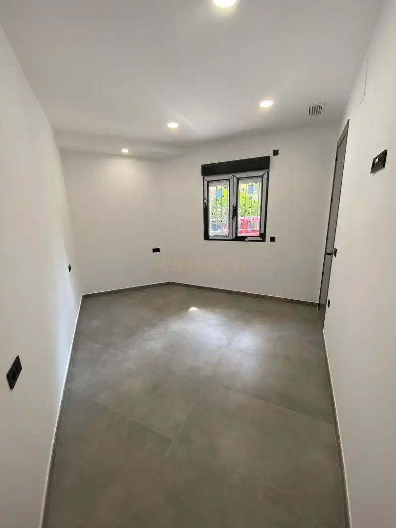 Flat for sale in Granada  with Air Conditioner and Swimming Pool