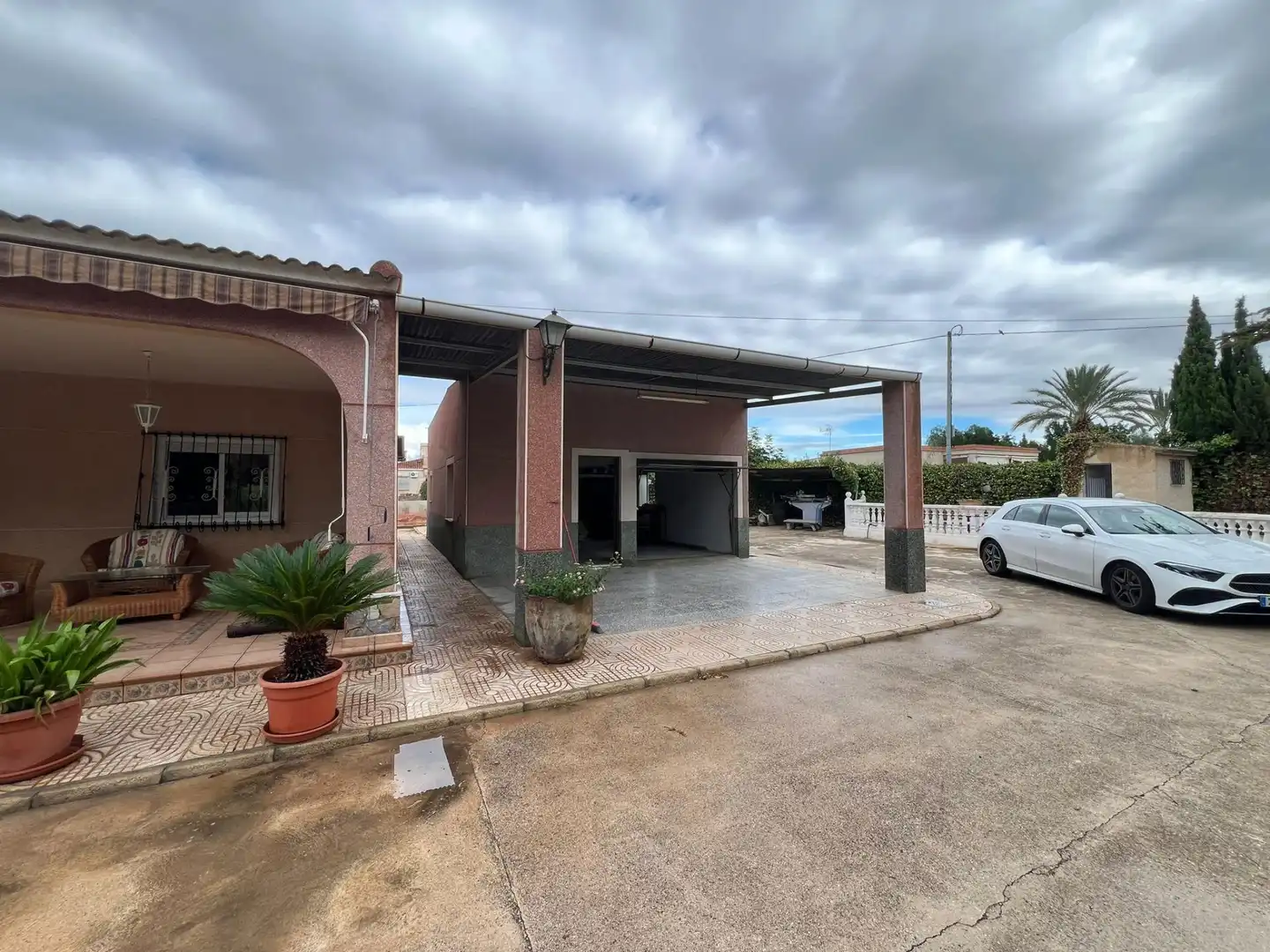 Vista exterior de Casa o xalet en venda en Elche / Elx amb Jardí privat, Terrassa i Piscina