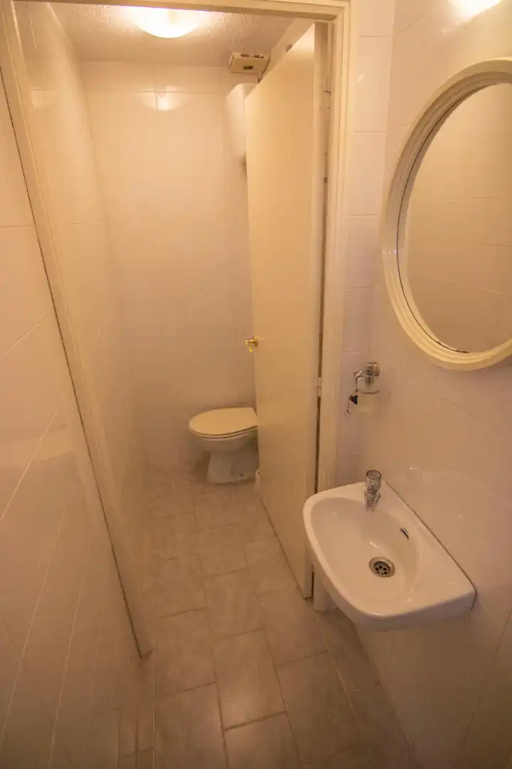Bathroom of Commercial properties for rent in Madrid  with Air Conditioner